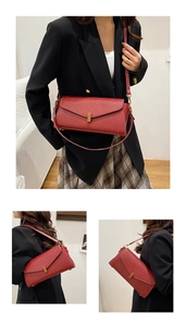Détails du sac en cuir grainé rouge avec un fermoir en métal doré vertical élégant