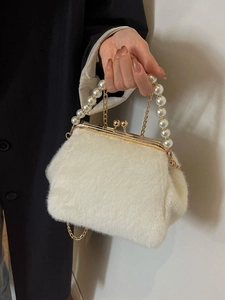 Elegante cremefarbene Webpelz-Bügeltasche mit Perlengriff und goldenem Kettenriemen