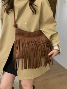 Sac bandoulière marron en daim avec franges de style bohème vintage pour femme