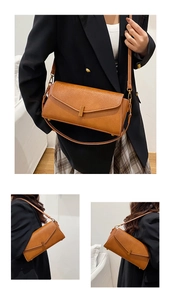 Sac bandoulière en cuir grainé marron avec fermoir en T doré présenté sous plusieurs angles