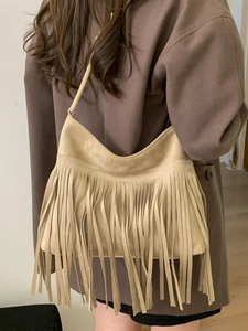 Sac hobo en daim beige avec de longues franges et une bandoulière de style bohème