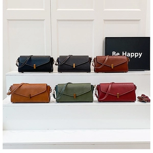 Collection de six sacs bandoulière en cuir en diverses couleurs avec boucle dorée