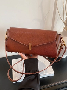 Sac bandoulière en cuir grainé marron foncé avec boucle dorée et rabat enveloppe chic
