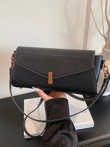 Sac baguette minimaliste en cuir noir avec surpiqûres contrastées et boucle dorée