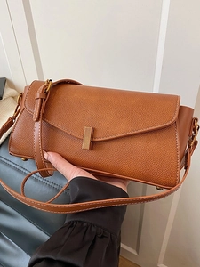 Sac baguette en cuir marron avec boucle dorée verticale et coutures contrastées