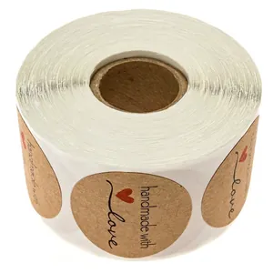 Rolle braune Kraftpapier-Aufkleber mit Handmade with Love Text und roten Herzen