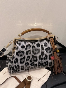 Sac bandoulière imprimé léopard avec anse ambre et détails de glands bohèmes