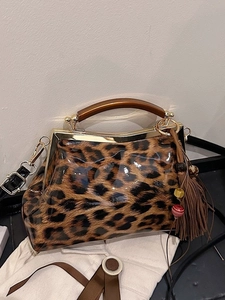 Sac bandoulière léopard avec fermoir vintage et breloque à pampilles perlées