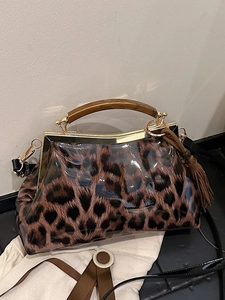 Sac à bandoulière léopard brillant avec poignées ambre et détail de pompon à franges