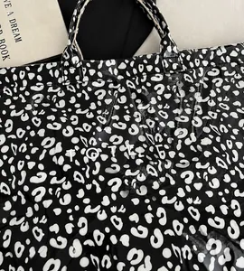 Gros plan détaillé du grand sac cabas à motif léopard avec texte TOTE en caractères gras