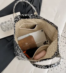 Vue de l'intérieur d'un grand sac cabas léopard avec poche zippée et grand espace