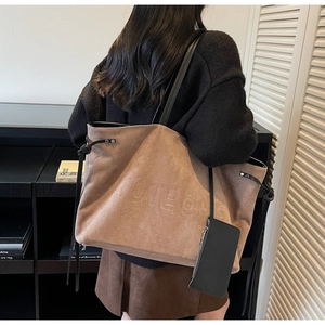 Sac fourre-tout marron en daim avec logo embossé et petite pochette suspendue élégante