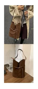 Détail macro du sac seau en daim marron avec boucle de ceinture et fine bandoulière