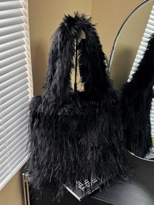 Large Capacity Faux Fur Tote Bag For Women Soft Plush Shoulder Bag With Tassel Urban Minimalist Daily Autumn Winter Handbag
