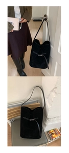 Vues détaillées d'un grand sac seau en daim noir montrant la texture et le porté épaule