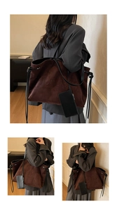 Détail d'un grand sac cabas en daim marron avec logo embossé et pochette noire