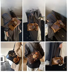 Collage de mannequin portant un sac d'épaule en cuir ciré avec pendentif en peluche