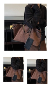 Détail du cabas en daim marron foncé avec embossage et fines bandoulières en cuir noir
