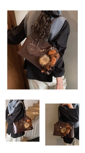 Vue triple du sac à épaule en cuir marron avec charms chameau en peluche et cœur