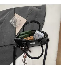 Vue de dessus d'un sac bowling en cuir noir montrant l'intérieur spacieux et objets