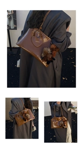 Détail du sac cabas en cuir marron poli avec décor de cœur et porte-clés ours en peluche