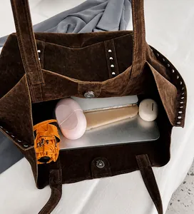 Innenansicht der braunen Wildleder-Tote-Bag mit Platz für Tablet und Regenschirm