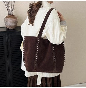Detailansicht der großen dunkelbraunen Wildleder-Tragetasche mit stylischen Silbernieten