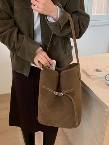 Sac seau rétro en daim marron foncé avec bandoulière réglable pour le quotidien chic