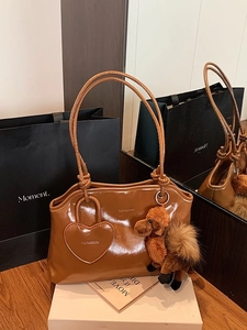 Sac Fourre-Tout en Cuir PU Brillant pour Femmes Grande Capacité Style Urbain Sac à Bandoulière Avec Charme de Cœur et Pendentif en Peluche pour Navettage Quotidien