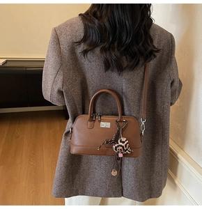 Sac Boston marron avec fermoir argenté et pendentif cœur imprimé léopard