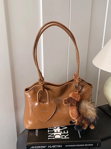 Sac fourre-tout en cuir verni caramel brillant avec breloque cœur et alpaga