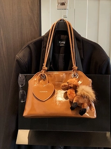 Sac cabas en cuir verni marron brillant avec breloque cœur et pendentif chameau peluche