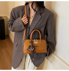 Sac bowling en cuir marron avec breloque cœur léopard et fermoir en métal argenté