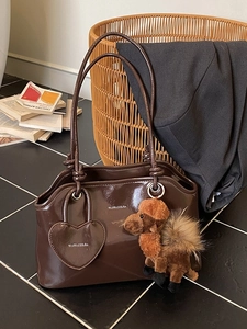Sac cabas en cuir verni marron foncé avec peluche ours et pendentif cœur de style chic