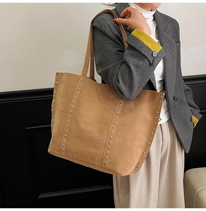 Braune Shopper-Tasche aus Wildleder mit silbernen Nieten im eleganten Arm-Tragestil