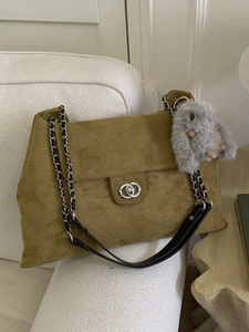Schicke gesteppte senfgelbe Wildleder-Schultertasche mit Metallkette und Plüschhasen-Anhänger