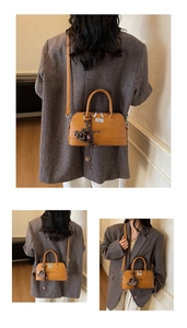 Détail du sac Boston camel avec pendentif cœur léopard et bandoulière réglable amovible