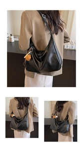 Détails du sac seau demi-lune noir avec surpiqûres blanches et charme d'ours
