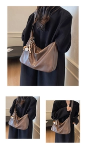 Détail du grand sac cabas en cuir marron avec charme baseball et pompon tissé