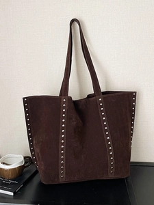 Vintage dunkelbraune Wildleder-Tragetasche mit Nieten und langen Schultergurten