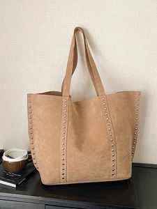 Braune Vintage-Tragetasche aus Wildlederimitat mit Nieten für Damen im Alltag