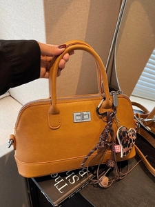 Sac à Main Boston en Cuir PU Rétro pour Femmes Sac Bandoulière Minimaliste Avec Pendentif Cœur Léopard Sac Polochon Couleur Unie