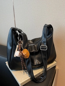 Sac hobo minimaliste en cuir PU noir avec surpiqûres contrastées et breloque de baseball