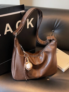 Sac Hobo marron foncé grande capacité de style rétro avec surpiq surpiqûres blanches et décor