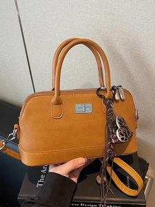 Sac à main rétro caramel avec fermoir argenté et charm de cœur léopard pour femme