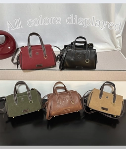 Detailed display of all colors of the retro tote bags in suede and leather textures