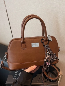 Sac Boston marron en similicuir avec fermoir rotatif argenté et pendentif léopard