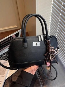 Sac bowling rétro en cuir noir avec fermoir argenté et breloque léopard chic