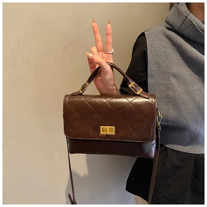 Détail du sac à main matelassé café vintage avec fermoir doré et cuir brillant