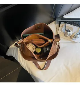 Vista dall'alto dell'interno spazioso del secchiello intrecciato marrone con pochette rimovibile